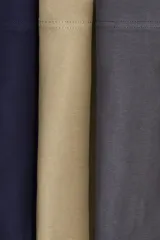 Pack de tres calzoncillos tipo bóxer de algodón, con costuras planas, elástico revestido en la cintura y refuerzo frontal. Los colores son gris oscuro, beige y azul marino.