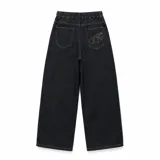 Jeans baggy de denim color azul oscuro, de corte ancho y relajado, con cintura semi-elástica en la parte trasera. Presenta bolsillos traseros con costuras a contratono y bordado de estrella en uno de ellos.