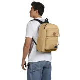 Mochila Jansport modelo Double Break de 27 litros, color beige, con compartimento principal amplio, múltiples bolsillos frontales con cierre, parche de cuero sintético en forma de rombo y etiqueta con el logo de la marca.
