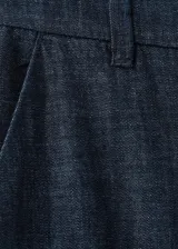 Pantalón largo wide leg de tiro medio confeccionado en tejido de algodón estilo denim, con bolsillos laterales y cierre frontal de botones, gancho y cremallera.