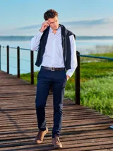 Pantalón de gabardina corte recto, color azul marino, con cierre de botón y cremallera, y trabillas para cinturón.