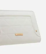 Billetera grande color negro, con cierre de cremallera perimetral y panel frontal acolchado con diseño de rombos. Presenta una placa metálica dorada en el centro y un dije colgante triangular dorado unido a la cremallera.