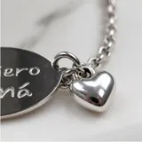 Pulsera de plata 925 con cadena de eslabones finos y chapa ovalada central con la inscripción grabada 'Te quiero Mamá'. Incluye un pequeño dije colgante en forma de corazón.