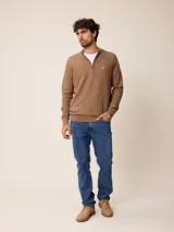 Sweater de punto color negro, con cuello alto y cierre frontal parcial tipo medio cierre. Presenta textura en el tejido y logo bordado en el pecho.