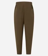 Pantalón femenino color verde oliva, confeccionado en crepé con modelo zanahoria, cintura alta y elástico para mayor comodidad. Posee cierre delantero con botón y bolsillos traseros.