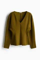 Top en tejido suave efecto neopreno con escote en V y cintura entallada. Modelo de hombros caídos con mangas largas en color verde militar.