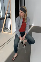 Camiseta de algodón de corte regular, con cuello redondo y manga corta. Presenta un estampado con texto a contraste en el frente y bajo recto.