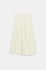 Falda midi fluida de tiro medio, color blanco, con cintura elástica ajustable mediante cordones y bajo asimétrico.