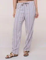 Pantalón de lino de calce holgado y caída ligera, con estampado de rayas verticales en tonos celestes y blancos. Cuenta con cintura elastizada fruncida con cordón ajustable al frente, bolsillos laterales y pierna recta.