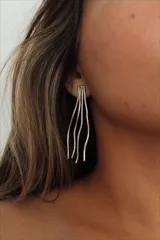 Aros colgantes plateados con forma de líneas onduladas.
