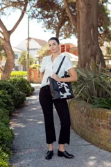 Zapato de cuero negro con puntera charolada, laterales texturados y pequeño taco cuadrado.