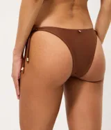 Bombacha de bikini negra con lazos laterales ajustables y detalles de pespuntes en contraste.