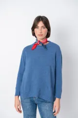 Sweater color beige de tejido de punto con cuello redondo y mangas largas.