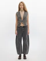 Chaleco gris oscuro de denim con corte entallado y cuello en V.