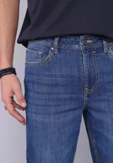 Pantalón de jean azul de corte recto.