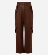 Pantalón recto de cuero sintético color marrón, con bolsillos cargo laterales y cierre frontal con botón y cremallera.