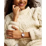 Reloj Fossil modelo Gilmore con caja de acero inoxidable color oro rosa de 28mm y malla de acero inoxidable color oro rosa de 14mm. Esfera plateada con acabado satinado y sunray, protegida por cristal mineral.