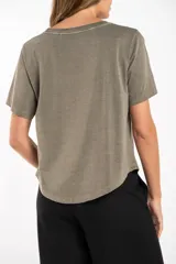 Remera de manga corta y cuello redondo, color arena, con calce al cuerpo.