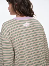 Remera de dormir de corte oversize con estampado de rayas horizontales, confeccionada en algodón con elastano. Presenta cuello redondo en rib de color rojo contrastante y mangas largas.