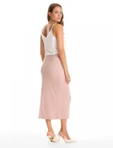 Falda midi de tejido con lurex, color beige, con pretina ancha elastizada y tajo en el ruedo trasero.