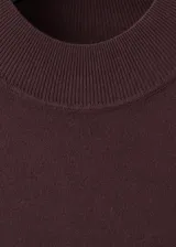 Vestido midi de punto color marrón oscuro, con cuello redondo y diseño sin mangas con hombros ligeramente caídos, de corte recto y holgado.