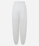 Pantalón estilo aladín blanco, de tejido piqué texturizado, con cintura elástica y puños ajustados en los tobillos.
