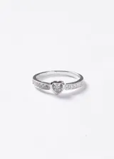 Anillo de plata 925 con diseño de corazón central engastado con zirconia y laterales decorados con pequeñas zirconias brillantes.