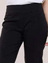 Pantalón blanco marca Ruby Rd. de gabardina elastizada, con pretina ancha elastizada, bolsillos delanteros simulados y bolsillos traseros aplicados.