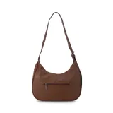 Cartera tipo hobo o media luna de cuero sintético negro, con textura granulada. Posee una correa ajustable para llevar al hombro o cruzada.