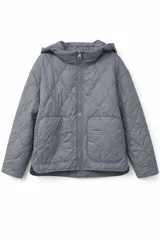 Campera acolchada con diseño de rombos, color gris, con capucha, cierre frontal y dos bolsillos delanteros amplios.