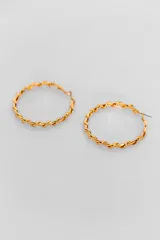 Aros tipo argolla dorados con diseño trenzado.