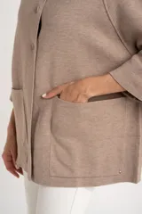 Cárdigan marrón de tejido de punto con cuello alto, manga 3/4 y cierre frontal con botones.