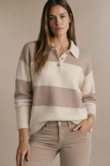 Sweater de punto con diseño a rayas horizontales en tonos beige y crema, cuello polo con cierre frontal de tres botones y mangas largas.