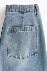 Jean de tiro alto y cinco bolsillos confeccionado en denim de algodón rígido, con diseño de pierna extra amplia y corte holgado desde el muslo hasta el bajo.