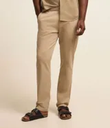 Pantalón de sarga color marrón para hombre, de corte recto con cintura fija, trabillas para cinturón y bolsillos funcionales.
