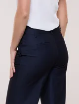 Pantalón de vestir Zac & Rachel modelo Career, color beige, de corte recto y tiro mediano. Cuenta con pretina con cierre frontal, presillas para cinto y bolsillos funcionales.