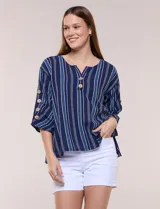 Blusa de algodón azul marino con rayas verticales celestes y blancas, escote en V con botones decorativos y mangas cortas con detalles de botones en los laterales.