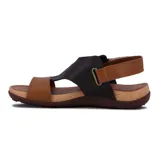 Sandalia plana de mujer color negro, con diseño cerrado en la parte delantera que cubre los dedos y parte del empeine con tiras cruzadas. Posee una pulsera ajustable con velcro en el tobillo. La suela es de goma marrón con plantilla color corcho.