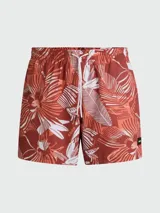 Short de baño para hombre, color terracota, con estampado tropical de hojas y flores en tonos naranja y blanco. Presenta cintura elástica con cordón de ajuste blanco y etiqueta negra con logo en la parte inferior izquierda.