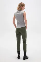 Remera Curea de lyocell en color blanco, al cuerpo, con cuello alto y diseño sin mangas.