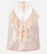 Blusa color rosa pálido con lentejuelas y volados, de escote halter y espalda descubierta.