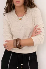 Sweater de punto color marrón oscuro, de manga larga y cuello redondo con costuras decorativas frontales.