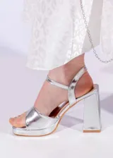 Sandalias plateadas con plataforma y tacón cuadrado alto.