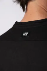 Camisa de manga larga confeccionada en lino, con cuello mao y cierre frontal de botones. Presenta un corte relajado y diseño minimalista.