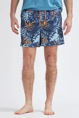 Short de baño azul marino con estampado de hojas tropicales en tonos celeste y naranja, con cordón ajustable naranja.