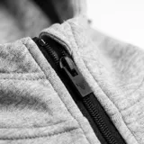 Campera gris melange con capucha y cierre frontal, con bolsillos laterales con cierre y logo bordado en el pecho.