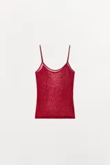 Musculosa de punto translúcido en mezcla de lyocell y lana, color rojo, con escote redondo y tirantes finos.