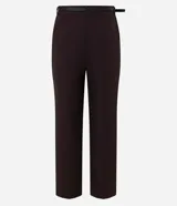 Pantalón de sastrería color bordó, de corte recto y largo midi, con cintura con pasadores y cierre frontal. Incluye un cinturón fino de poliuretano con hebilla metálica.