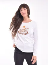 Remera de manga larga color negro con cuello en V. Presenta un estampado gráfico frontal en color blanco con la frase 'You will Bloom Yourself' y un dibujo de una flor.