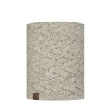 Cuello tubular de invierno marca Buff, con diseño exterior de punto trenzado en color beige y forro interior de polar para mayor aislamiento térmico. Cuenta con una pequeña etiqueta de cuero sintético con el logo de la marca en la parte inferior.